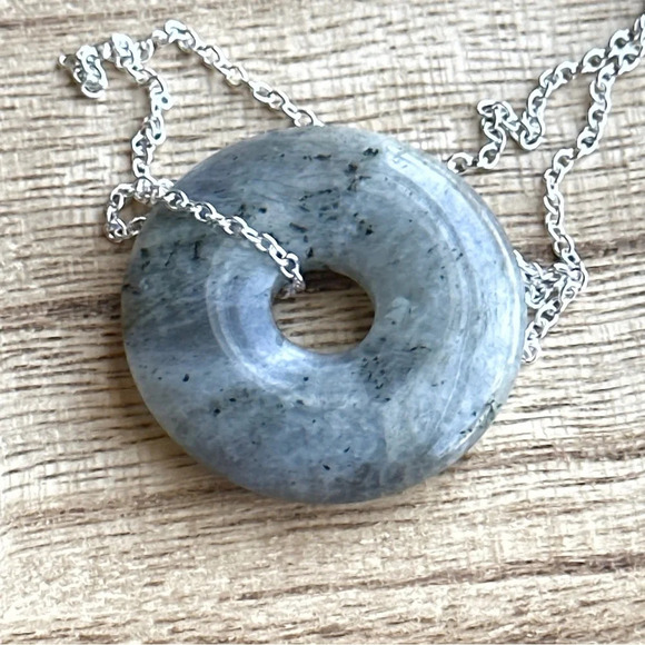 Rainbow labradorite medallion pendant with sterling silver stamped chain - Picture 3 of 6